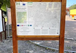 Le  bacheche con la pianta del percorso, che presenta anche un qrcode di  rimando a tutte le informazioni dettagliate del tragitto, sono posizionate in zone strategiche